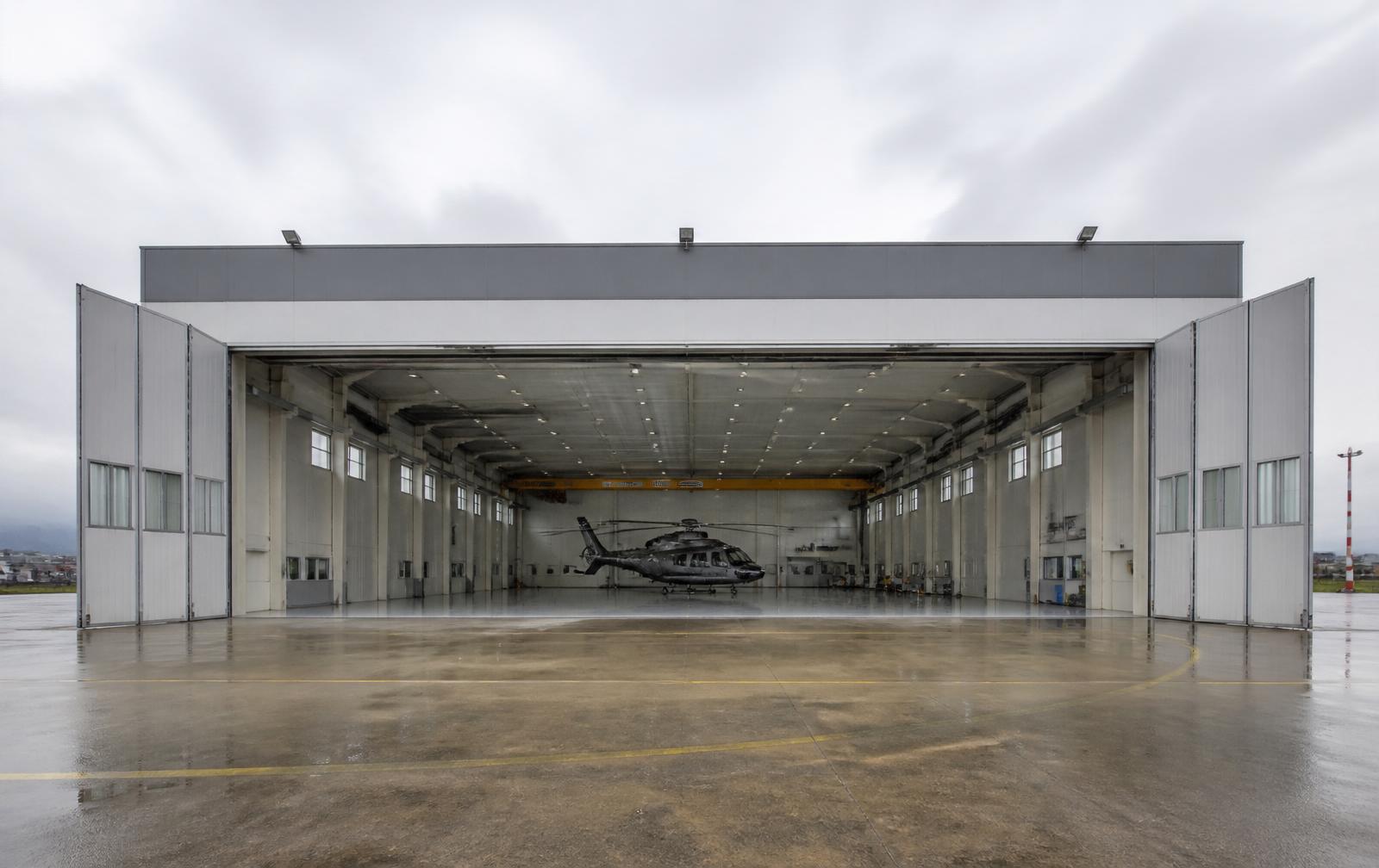 Portoni a libro per hangar aeronautico
